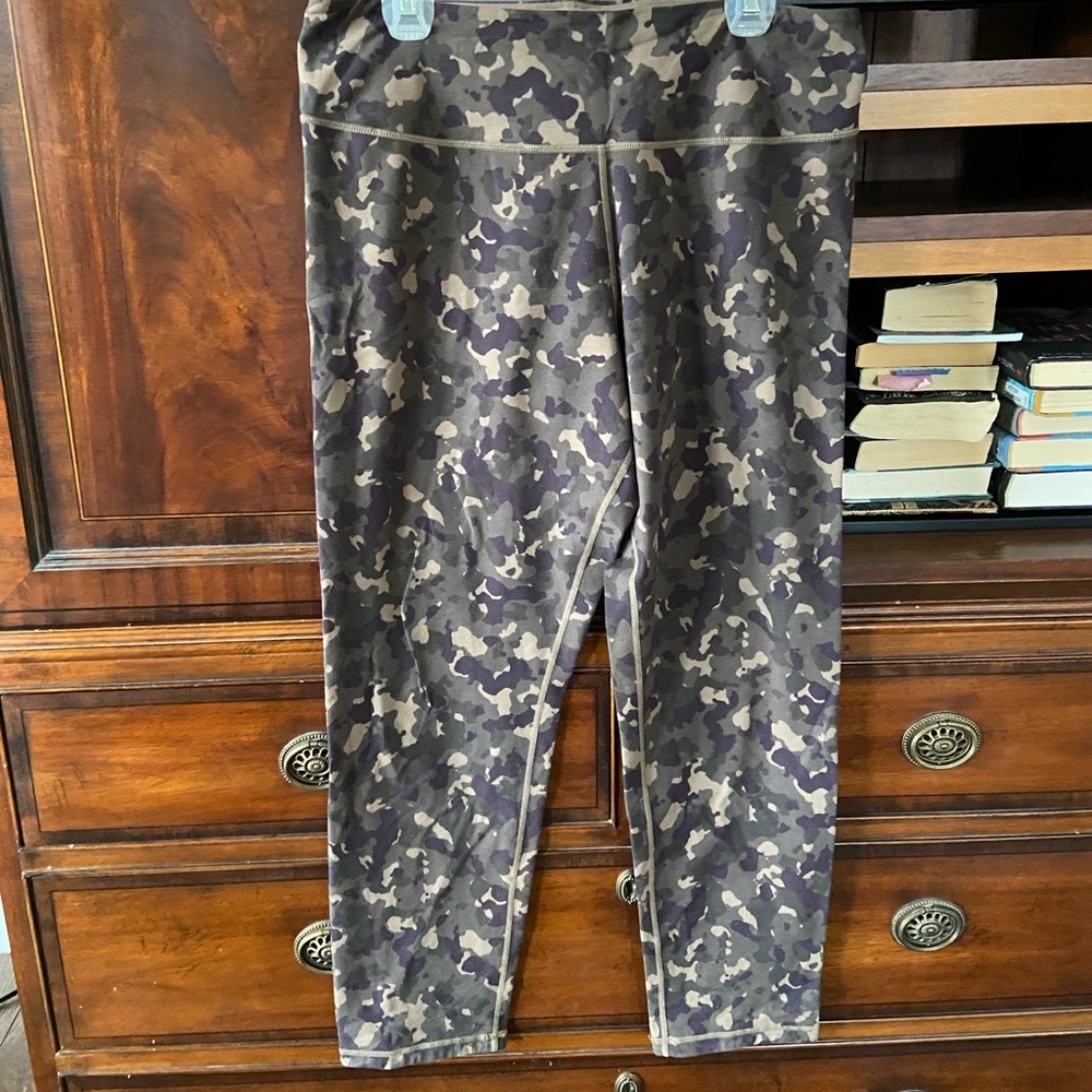 Women with Control Camo leggings size Large